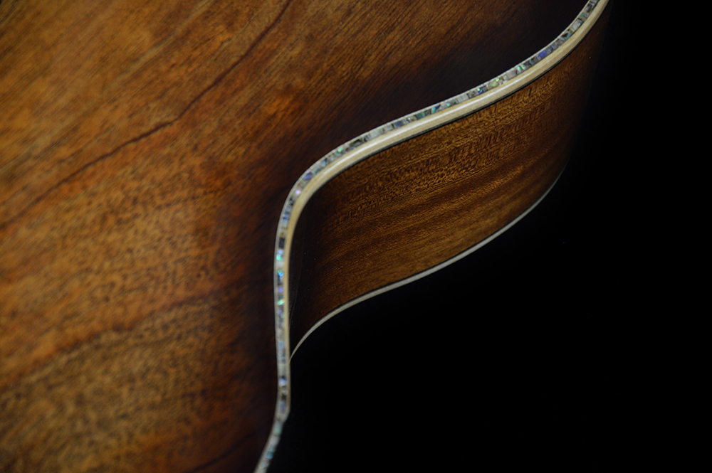 shank-instruments-chitarra-archtop-jazz-corde-nylon-cedro-massello-carvatura-a-mano-liuteria-binding-abalone-mogano-milano