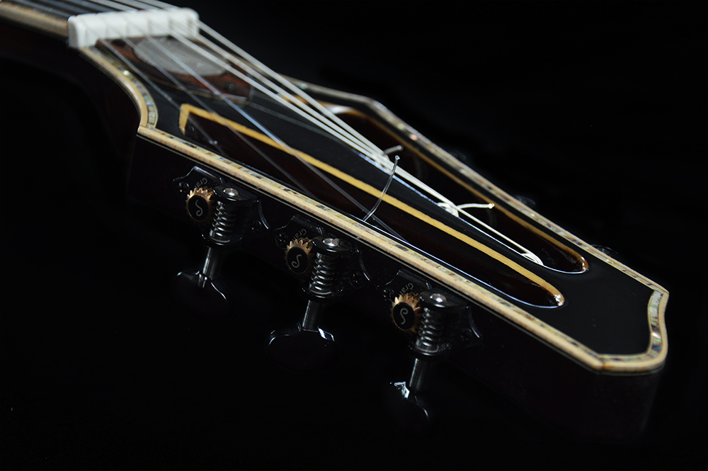 shank-instruments-chitarra-archtop-jazz-corde-nylon-cedro-massello-carvatura-a-mano-liuteria-milano-jumbo