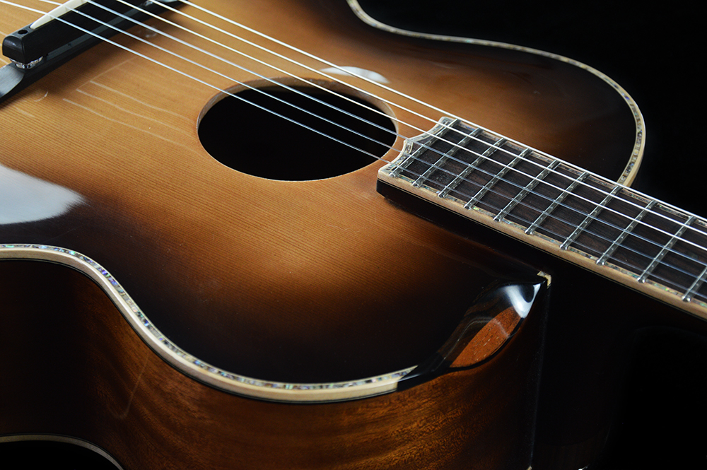 shank-instruments-chitarra-archtop-jazz-corde-nylon-cedro-massello-carvatura-a-mano
